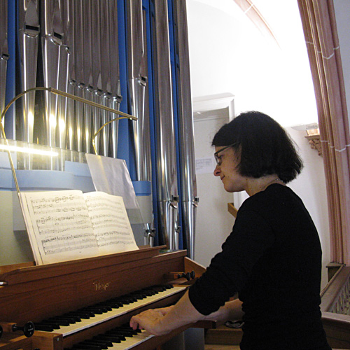 Nicole Centmayer spielt Orgel für Ihre Hochzeit oder Taufe in Wiesbaden