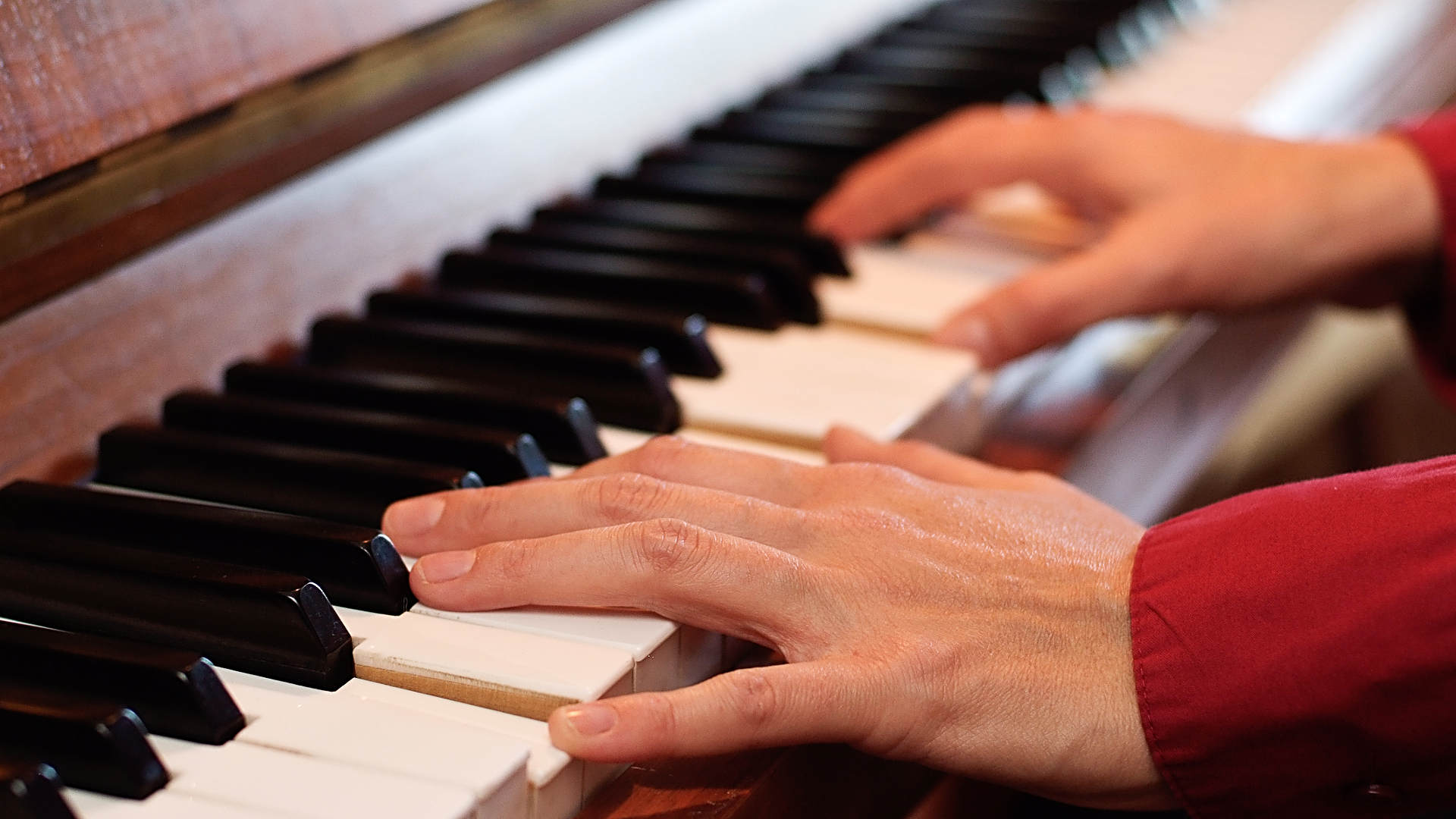 Nicole Centmayer gibt Klavierunterricht in Wiesbaden
